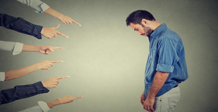 اعتماد به نفس نداشته باشید گوشگیر و افسرده می شوید